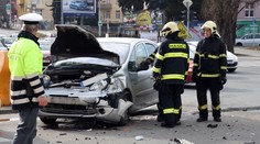 Opilý zloděj šlohl auto, vzápětí ho rozflákal o kruhový objezd!