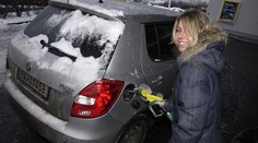 Benzín za rok zdražil o 5 Kč. Nejdražší je v Praze. TABULKA