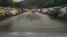 VIDEO: Šílenec v oktávce. Ve vysoké rychlosti kličkoval na parkovišti plném lidí