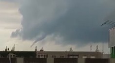 Východními Čechami se zřejmě prohnalo slabé tornádo. Zachytili jej lovci bouřek