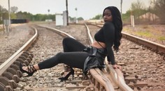Snila o kariéře modelky. Při prvním focení ji smetl vlak