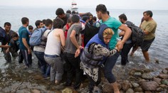 Migranti se pokusili přeplavat na trajekt. Přístav Calais se zastavil