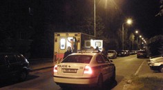 Mladík vyhrožoval, že skočí z 9. patra pražského paneláku