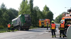 Popeláři se v Ostravě srazili s osobákem. Jeho řidič je po smrti
