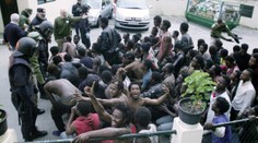 Migranti vzali útokem hranice EU, až 500 jich překonalo obří plot