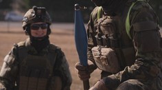 Moderátorce z Novy dali vojáci raketomet. Rychle zasahovali, držela ho obráceně