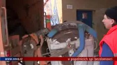 VIDEO: V jihlavských popelnicích spí bezdomovci, popeláři zuří