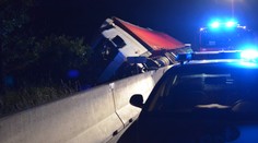 Problémy na D5! Přes středová svodidla se převrátil kamion