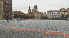 Ke křížům za oběti pandemie přibyl další vzkaz. Autory hledá policie