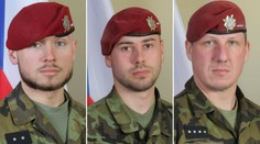 Muž vylepil letáky oslavující smrt českých vojáků. Hrozí mu vězení