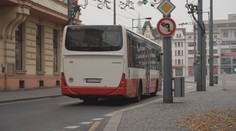 Autobus se na přechodu těsně minul s chodci. Dopravce vinu odmítá