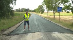 Opravená, stará a zase opravená. Lidé si kvůli silnici klepou na čelo