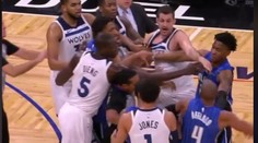 Vypjaté emoce v NBA: Hráči se pohádali, pak jeden druhého škrtil!