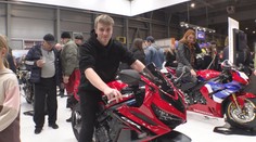 S blížícím se jarem stoupl zájem o nové motorky. Na některé se čeká i měsíce