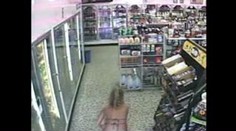 Opilá blondýna čurala v obchodě. Před kamerou