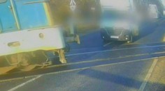 VIDEO: Řidič riskoval na přejezdu. Stačilo pár centimetrů a způsobil tragédii