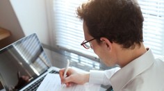 Státní zaměstnanci potřebují vyšší platy, říká expert. Jinak zbydou ti neschopní