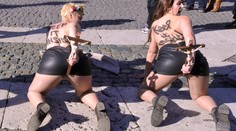 Strčte si kříž do zadku, vzkázaly holky z FEMEN papeži v Římě