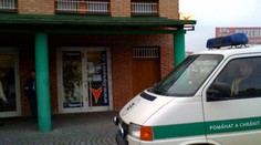Lupiči s nožem přepadli sázkovou kancelář