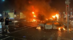 Útočník pobodal v Dublinu ženu a tři malé děti. Ve městě vypukly nepokoje