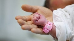 Matce přinesli ke kojení mrtvé dítě. Rodiče měsíce nevědí, co se stalo