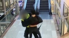 Agresor vytáhl na ochranku obchodního domu nůž, policie po něm pátrá