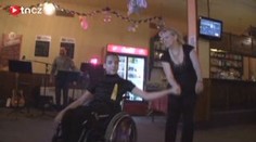 Vozíčkáři to na plese roztočili. SAMBA NA VOZÍKU