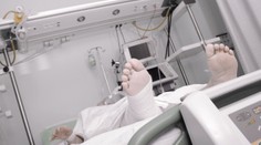 Bakterie z lahvičky anestetika se našla v krvi pacienta s otravou