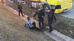 Kamioňák způsobil dvě nehody a ujížděl dál. Pak se hádal s policisty