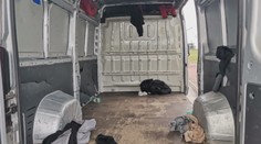 Muž převážel nelegální migranty. Do jeho dodávky se jich vešlo třicet