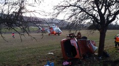 Řidič (38) vyjel ze silnice a narazil do stromu, za jeho zády seděly dvě děti