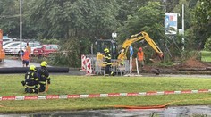 V Praze prasklo plynové potrubí. Hasiči museli zavřít křižovatku