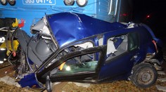 Nákladní vlak sešrotoval auto na přejezdu, po řidiči se slehla zem