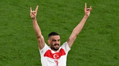 Hrdina Turecka pobouřil fašistickým gestem. Někde je zakázáno