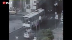 Matce ujel kočárek s novorozencem. Narazil do auta. ZÁBĚRY Z KAMER