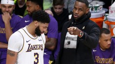 Zraněný LeBron James přihlížel další porážce Lakers. Nepomohly ani jeho rady