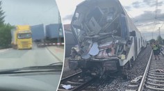 Policie obvinila řidiče kamionu, do kterého narazil vlak plný lidí!