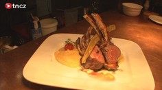 RECEPTY slavných hospod: Jehněčí steak s polentou a pecorino fondue
