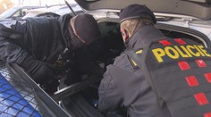 Policisté v Praze zachránili otrávenou ženu. Pomohlo jim hydraulické páčidlo