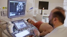 Dvojčátka v ohrožení! Máma trpí vážnou nemocí, strach mají i lékaři