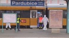 Podezření na nákazu zastavilo vlak v Pardubicích. Cestující jsou v evidenci