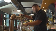 Češi vyrazili na svátek do restaurací a kin. Některá odvětví ale provoz zastavila