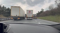 Policie řeší předjíždění kamionů na dálnicích. Řidiče neodradí ani sankce