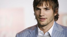 Ashton Kutcher chodí čůrat se psy