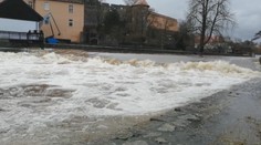 Chlapce z řeky Moravy zachraňovali strážníci. Držel se trávy, aby ho proud neodnesl