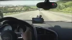 VIDEO: Milujete rychlá auta a motorky? Tak tohle musíte vidět!