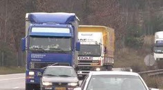 VIDEO: U dálnice D5 havaroval kamion