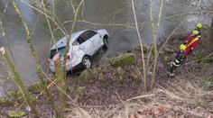 Neobvyklý nález na dně řeky. Hasiči zachraňovali potopené auto