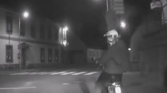 Policie naháněla opilého mladíka na babetě, nadýchal dvě promile