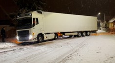 Sníh a ledovka trápí české řidiče. Na Příbramsku havaroval autobus a sypač